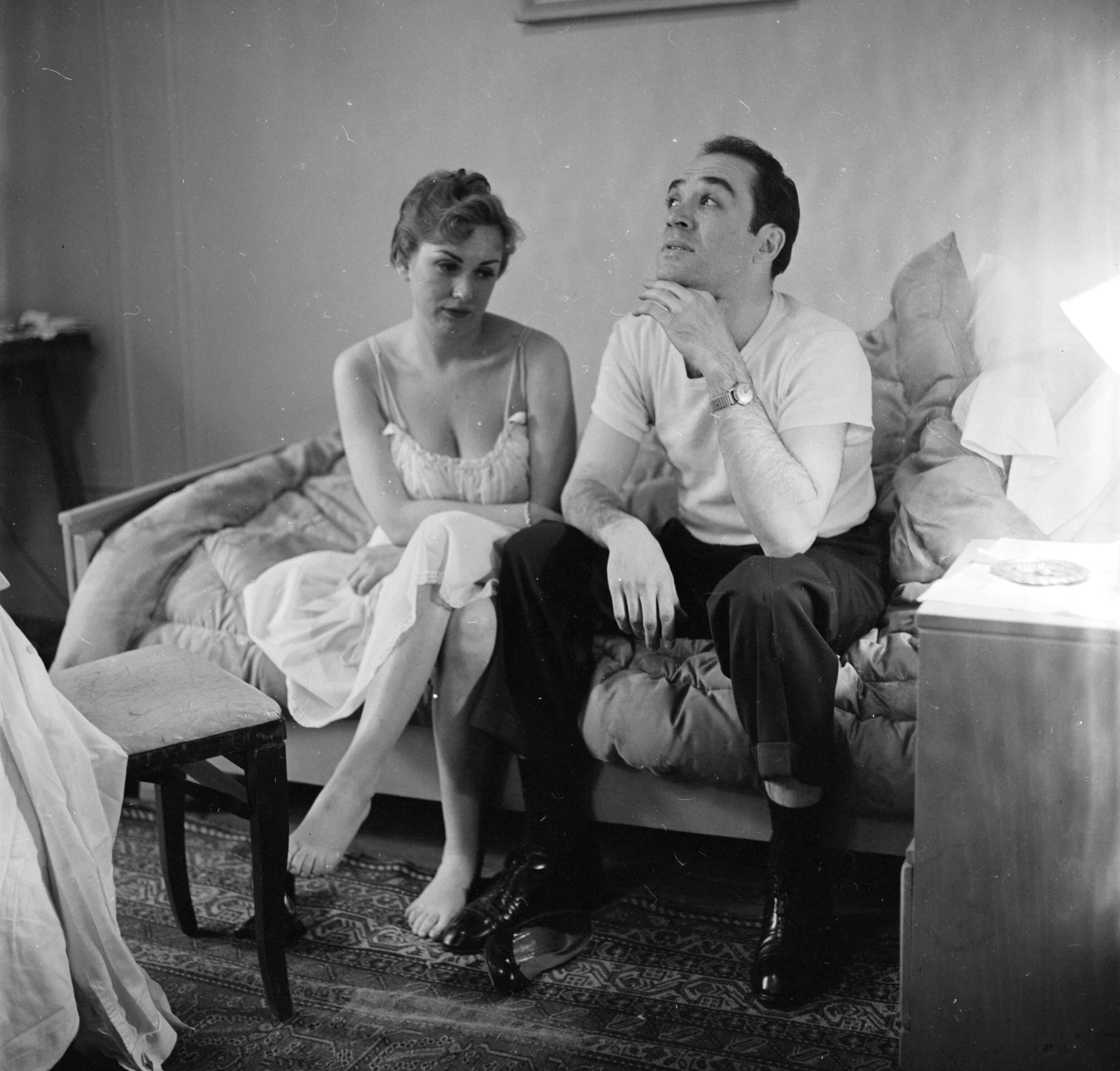 Una pareja anónima en crisis, fotografiada en los años cincuenta.