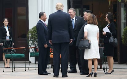 Kim Yo-jong observa desde una esquina el encuentro de su hermano Kim Jong-un con Trump y Pompeo en Hanói.