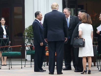 Kim Yo-jong observa desde una esquina el encuentro de su hermano Kim Jong-un con Trump y Pompeo en Hanói.