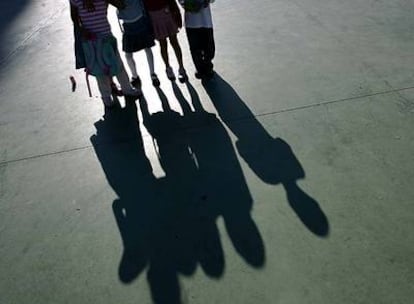 Alumnas de un centro religioso durante la hora del recreo.