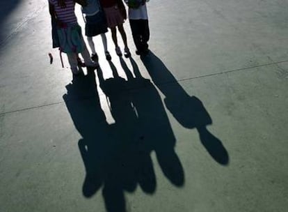 Alumnas de un centro religioso durante la hora del  recreo.