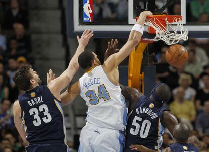 McGee, de los Nuggets, machaca entre Gasol y Randolph, de los Grizzlies.