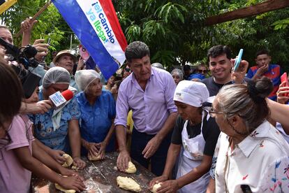 El candidato Efraín Alegre durante un acto de campaña en Guarambere, el pasado 4 de abril. 