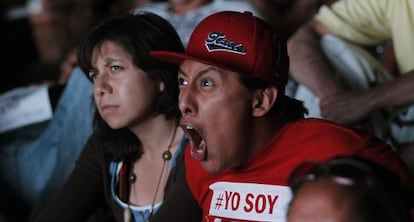 Un joven del movimiento anti Pe&ntilde;a Nieto Yo Soy 132 ve el debate.