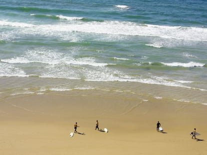 Surfistas en una playa de la Costa Vicentina, en la región del Algarve (Portugal).