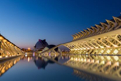 Los monumentos históricos coexisten con iconos contemporáneos, como la Ciudad de las Artes y las Ciencias.