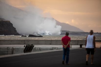 volcán de La Palma comienza a formar un delta de lava tras su llegada al mar