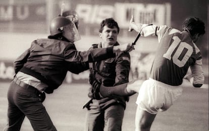 Boban se enfrenta a la policía durante los altercados del partido entre Dinamo de Zagreb y Estrella Roja de Belgrado en mayo de 1990