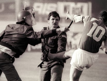 Boban se enfrenta a la policía durante los altercados del partido entre Dinamo de Zagreb y Estrella Roja de Belgrado en mayo de 1990