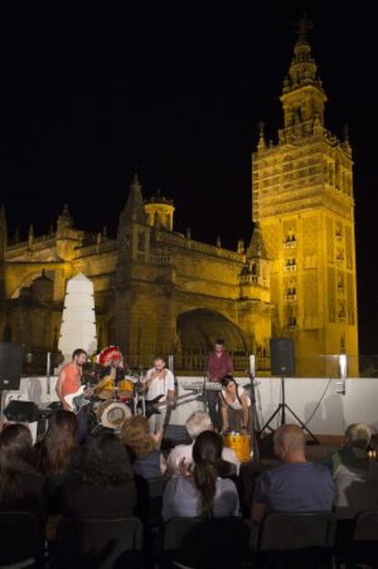 La Giralda de fondo en una actuación del ciclo Entretejas.