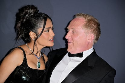 Salma Hayek junto a su marido, el presidente de Kering, Francois-Henri Pinault. Él vistió un esmoquin negro de Balenciaga.
