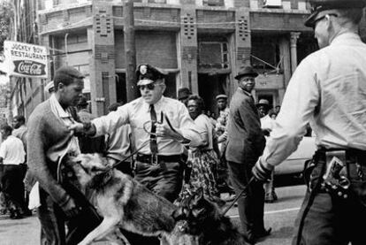 Instantánea de 1963 que hizo célebre a Bill Hudson: agresión policial a un manifestante de raza negra en Alabama.