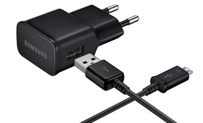 Cargador estándar de Samsung (microUSB).