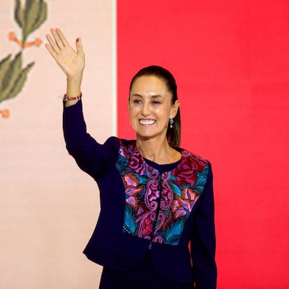 Claudia Sheinbaum, the presidential candidate of the ruling MORENA party, waves to her supporters after winning the election, in Mexico City, Mexico June 3, 2024. REUTERS/Raquel Cunha