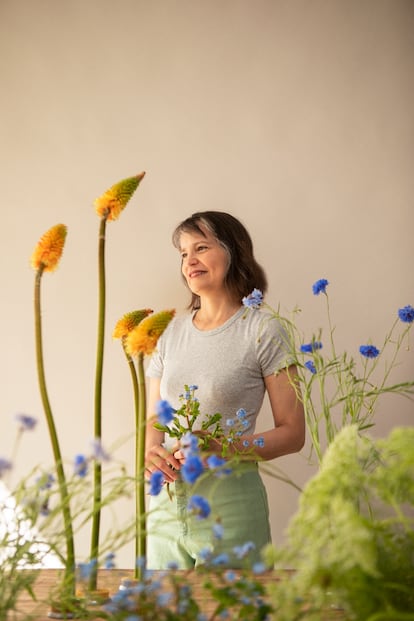 Sylvia Bustamante Gubbins, rodeada de flores en su escuela, en Madrid.