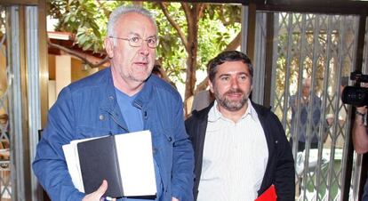 El coordinador general de IU, Cayo Lara, junto al número siete de la lista al Parlamento Europeo, Javier Couso, en la sede alicantina de la coalición.