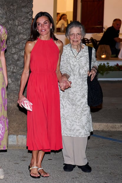 Este modelo rojo sencillo de Mango combinado con sandalias planas funcionó a la perfección para una salida nocturna en Mallorca. 