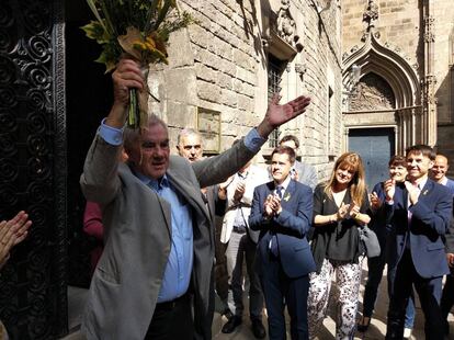 El conseller d'Exteriors, Ernest Maragall, en el seu primer dia de feina al departament, saluda els seus treballadors, que li han entregat un ram de flors grogues.
