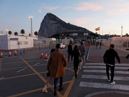 Ciudadanos de Gibraltar cruzan la frontera este viernes desde la Línea de la Concepción (Cádiz).
