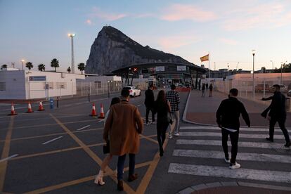 Ciudadanos de Gibraltar cruzan la frontera este viernes desde la Línea de la Concepción (Cádiz).