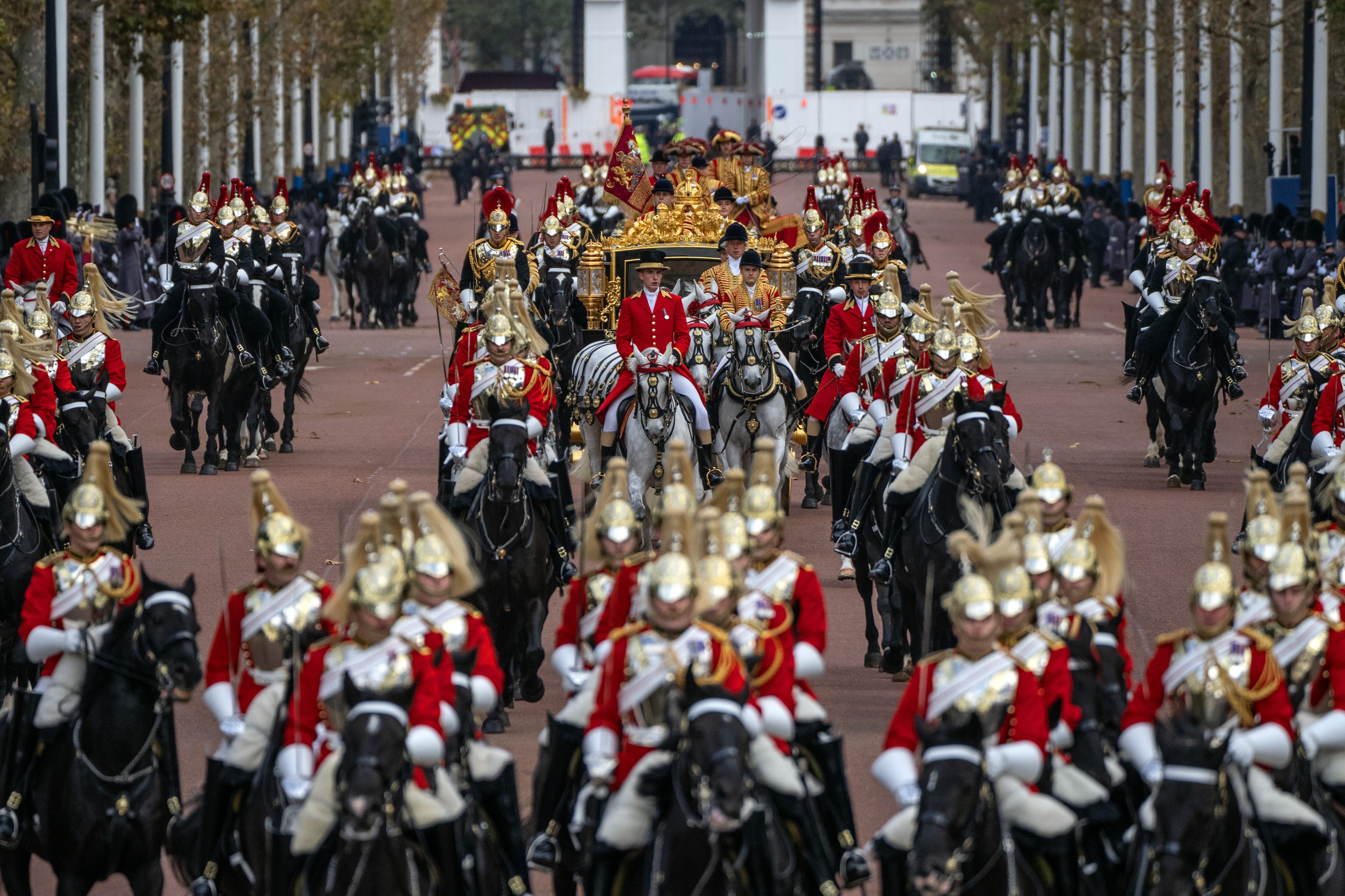 Carlos III y Camila viajan de vuelta al Palacio de Buckingham, tras el discurso, este martes en Londres.