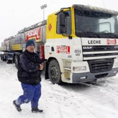 La carretera de une Cantabria con Castilla-León ha estado cortada al tráfico por el temporal de nieve