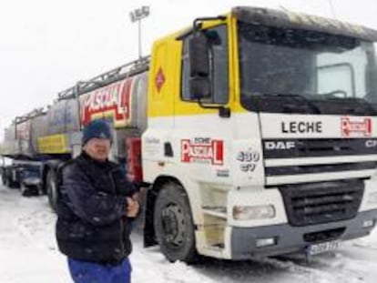 La carretera de une Cantabria con Castilla-León ha estado cortada al tráfico por el temporal de nieve