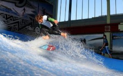 Surf de interior en el centro FlowHouse de Bedford, en Yorkshire (Inglaterra).