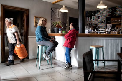 Dos vecinas charlan en el bar de la localidad soriana de Renieblas.