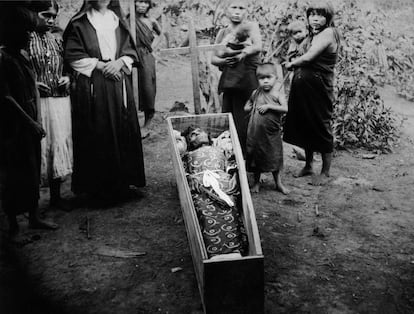 Fotografía de autor anónimo que retrata el primer entierro cristiano realizado por los misioneros salesianos. 'Entierro cristiano de Nanguitiey' era el título que los misioneros dieron a esta foto de 1929, en la provincia de Morona Santiago, Ecuador.