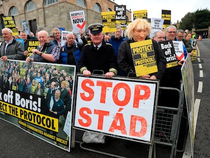 Manifestantes contra la decisión del Gobierno de Boris Johnson de alterar unilateralmente el Protocolo de Irlanda del Norte,  en Hillsborough, el 23 de abril