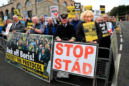 Manifestantes contra la decisión del Gobierno de Boris Johnson de alterar unilateralmente el Protocolo de Irlanda del Norte,  en Hillsborough, el 23 de abril