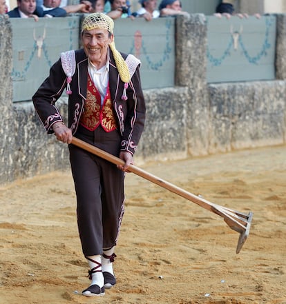 Fernando Sánchez Dragó ejercía de arenero en una corrida goyesca que se celebró en Ronda en 2010.