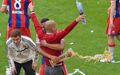 Boateng abraza a Guardiola.