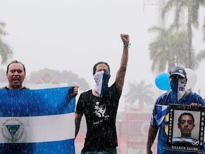 Jóvenes protestan contra el Gobierno de Daniel Ortega en Managua, Nicaragua en 2018.