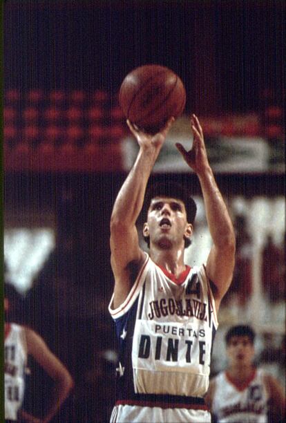 El jugador Drazen Petrovic lanza tiros libres durante un partido de los Juegos Olímpicos de Los Ángeles 1984. 