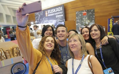 Carlos Maldonado, que era vendedor ambulante de embutido en Toledo antes de ganar la última edición del programa televisivo Masterchef, se fotografía con varias asistentas al congreso gastronómico en el Kursaal.