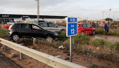 Varios coches varados en la circunvalación V-31, este jueves en Valencia. 