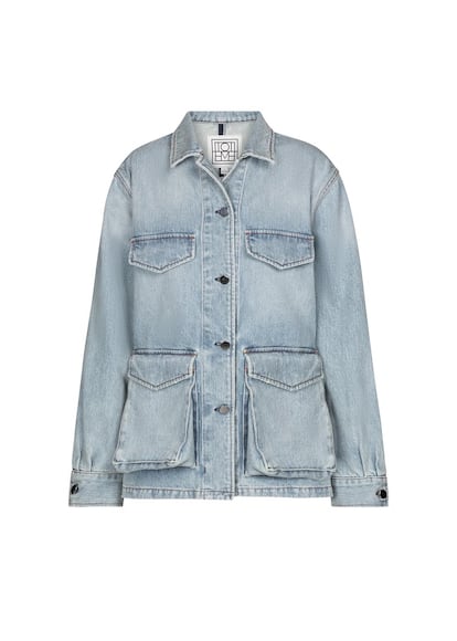 La chaqueta clave: vaquera. La chaqueta cargo es una seña de identidad de Totême, la marca cofundada por la influencer sueca Elin Kling. Aquí llega renovada para la primavera con tejido denim.

 