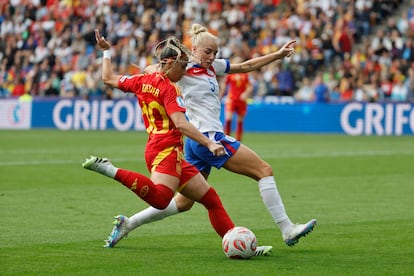 La centrocampista de la selección española, Athenea del Castillo, golpea el balón ante la defensora de Inglaterra, Alex Grenwood, durante el encuentro correspondiente a la final de la Eurocopa Femenina 2025, este domingo.