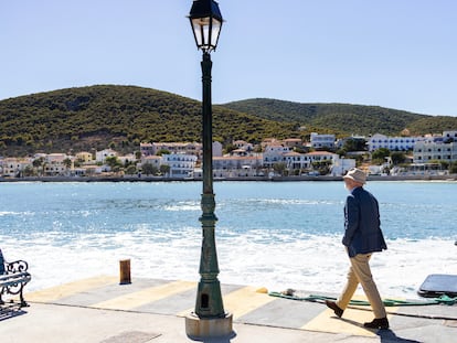 El escritor Arturo Pérez-Reverte pasea por la isla de Agistri, en Grecia, el 7 de octubre.