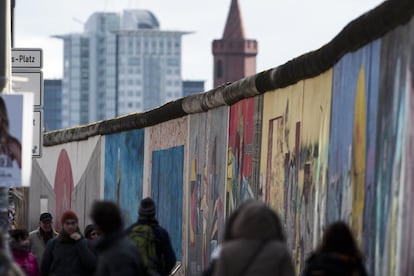 Imagem do muro de Berlim a partir da parte leste do mesmo, em 5 de fevereiro de 2018. Ficou de pé durante 10.316 dias. E está derrubado há 10.316 dias.