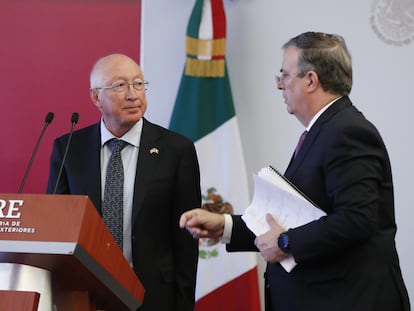 El canciller mexicano, Marcelo Ebrard, y el embajador de Estados Unidos en México, Ken Salazar.