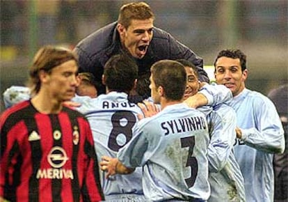 Los jugadores del Celta, con Milosevic saltando sobre el resto, celebran el triunfo.