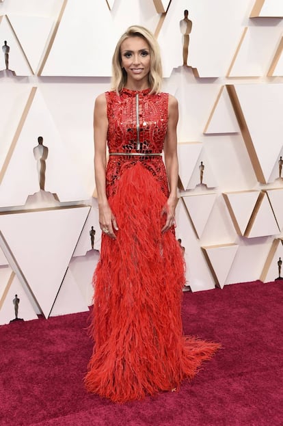 A apresentadora Giuliana Rancic, do canal E! Entertainment foi, mais uma vez, uma das primeiras a chegar ao tapete vermelho do Oscar. Atelier Zuhra assina seu vestido vermelho,