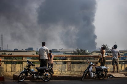 Una columna de humo sale de la zona industrial de Hlaing Thar Yar, en Yangón, la capital birmana, este domingo.