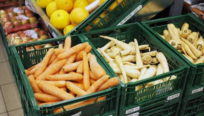 Pastinacas y zanahorias 'feas' en un supermercado danés.