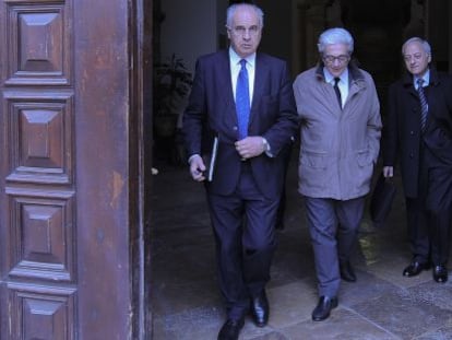 El exconsejero Rafael Blasco sale del TSJ junto a su abogado y el exdirector general Josep Maria Felip.