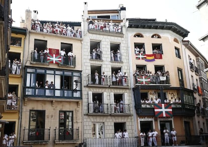 Balcones abarrotados de gente de la Plaza Consistorial poco antes del chupinazo.