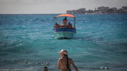 Días festivos en Colombia 2023: turistas en la isla de San Andrés, en Colombia